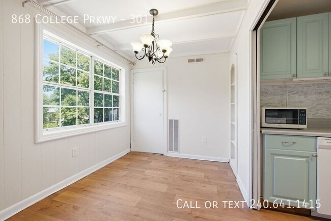 Building Photo - 868 College Pkwy