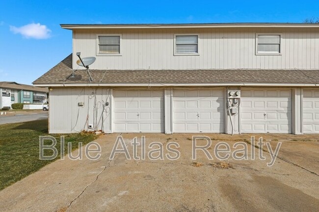 Building Photo - 702 Skyline Dr