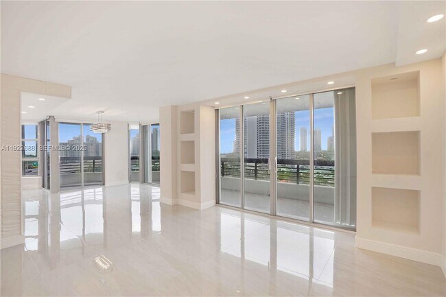 Building Photo - 3500 Mystic Pointe Dr