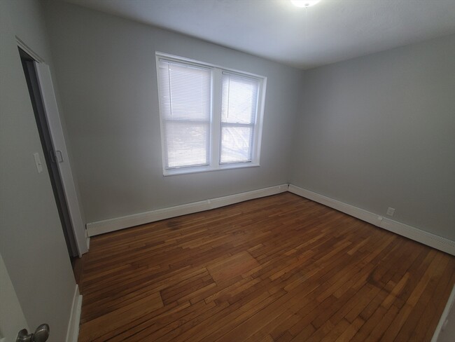 Building Photo - 4 Abbotsford St