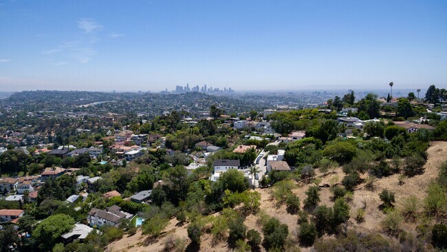 Building Photo - COMING SOON 4-bedroom, 4 bath unit in the desirable Los Feliz