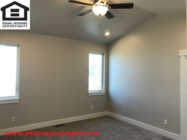 Building Photo - Spectacular 4-bedroom home in great location!