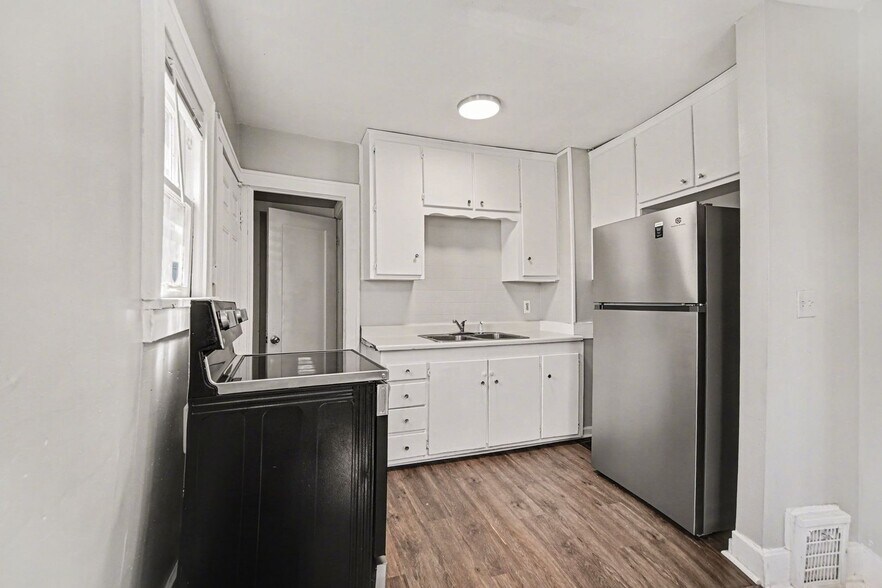 Building Photo - 2407 E 67th Terrace