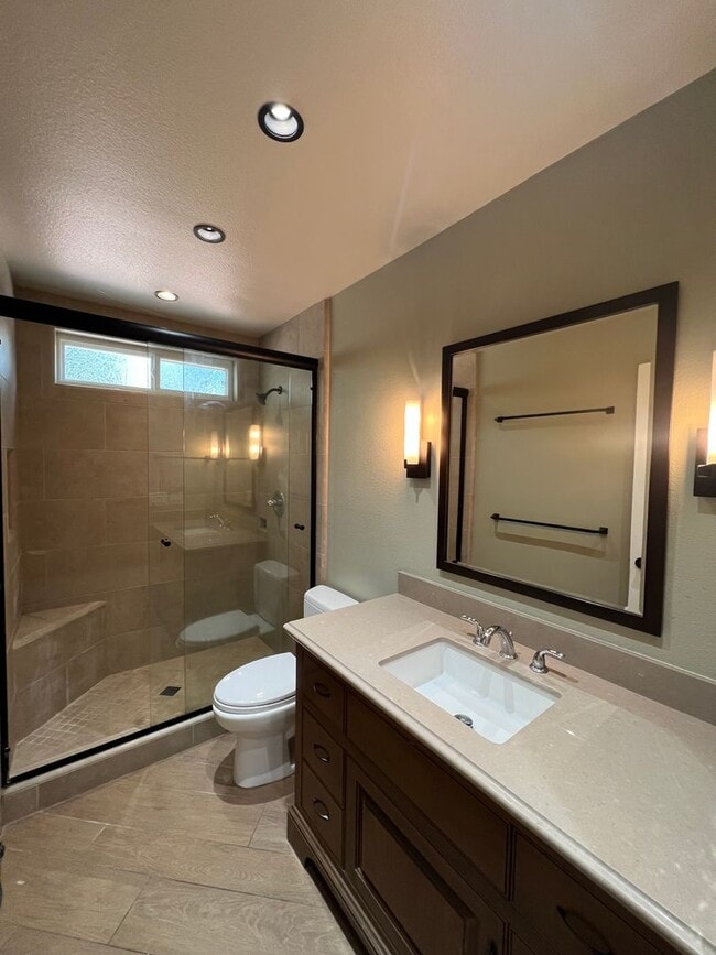 Building Photo - Lake Forest House with 4 bed 2 bath plus loft