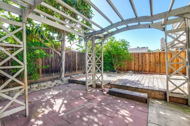 Building Photo - Hardwood Floors- A/C- Full Bedroom and Bath on First Floor: Fresh Paint