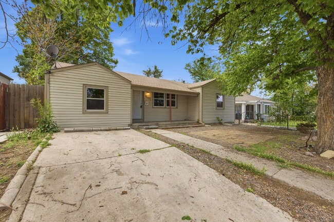 Building Photo - Four Bedroom Home In Aurora - ready ASAP. Brand New Paint Top to Bottom, with updated flooring!
