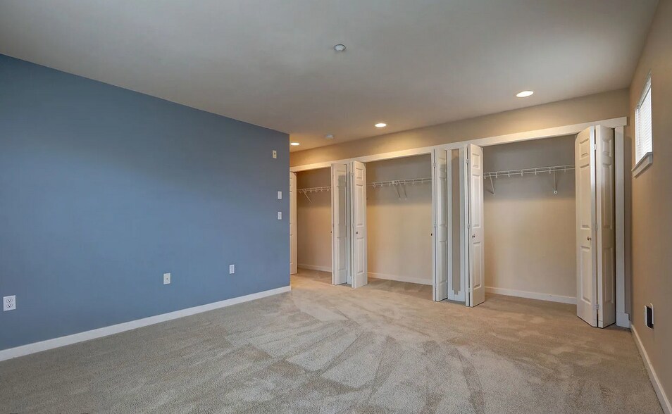 Building Photo - 1601 NE Katsura St