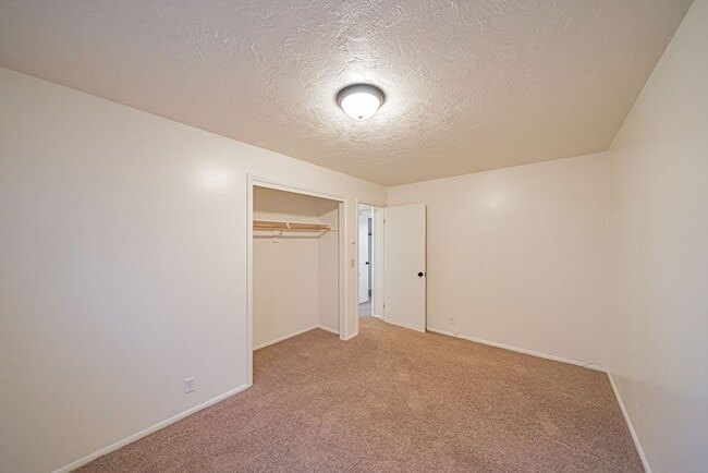 Building Photo - Spacious and recently updated, this 6-bedroom, 3-bathroom home in Ammon