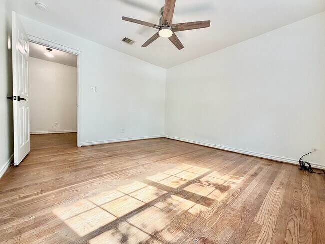 Building Photo - 2126 Banks St