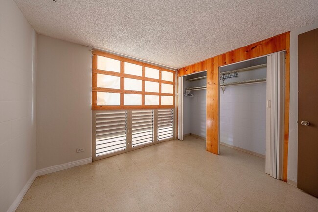 Building Photo - SPACIOUS GROUND FLOOR condo w/ 1/1/1pkg co...