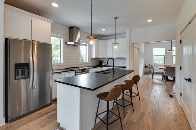 Building Photo - Great modern HPR with garage and view of the river!