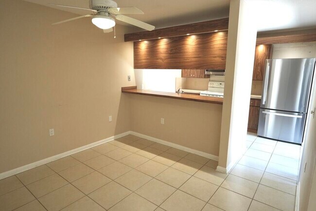 Building Photo - 1008 10th Ct