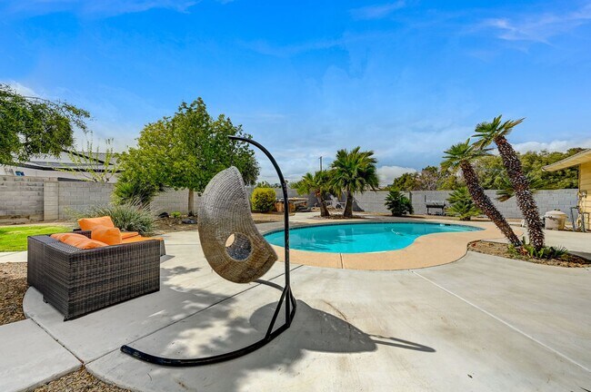 Building Photo - Stunning Vintage Vegas Pool Home on almost...