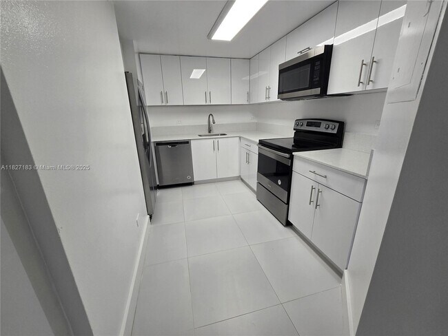 Building Photo - 999 Brickell Bay Dr
