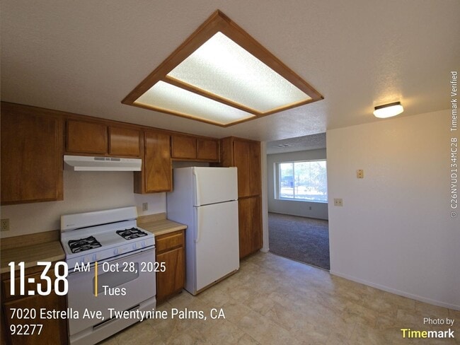 Building Photo - 3 bedroom 2 bath Available now