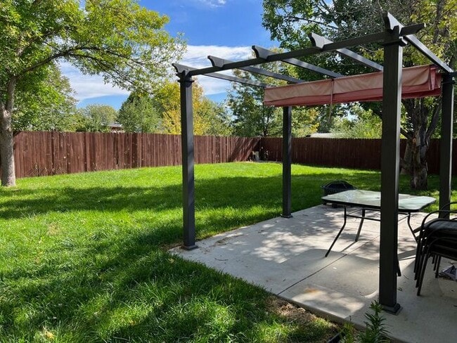 Building Photo - Beautiful 3 bedroom, 2 bath Home with 2 ca...