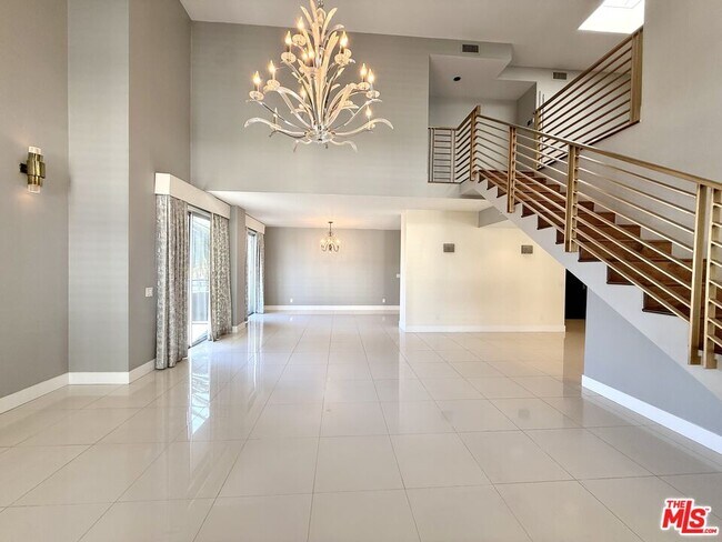 Building Photo - 121 S Palm Dr