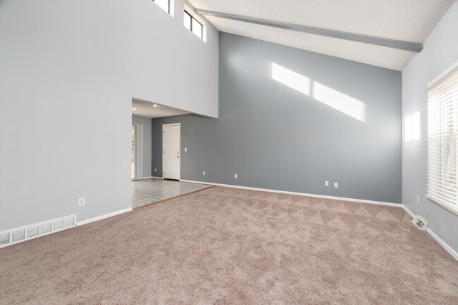 Building Photo - 5025 E Weaver Ave