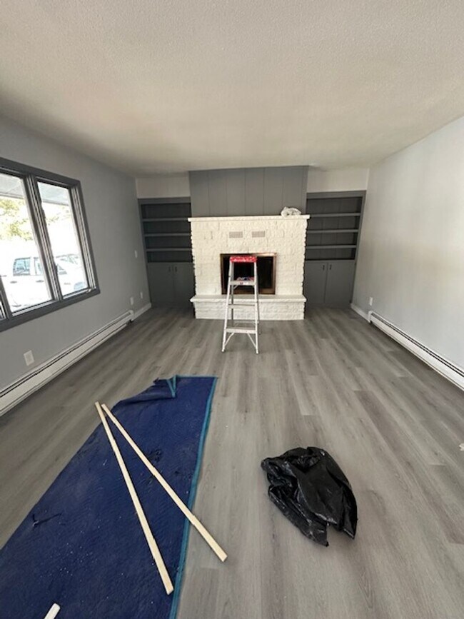 Building Photo - 603 3rd Ave NW