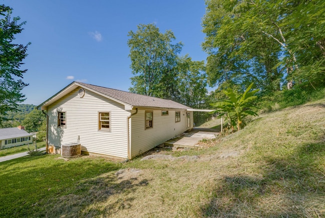 Building Photo - One-Level 3BR/1.5BA Ranch in Prime Blountville Location
