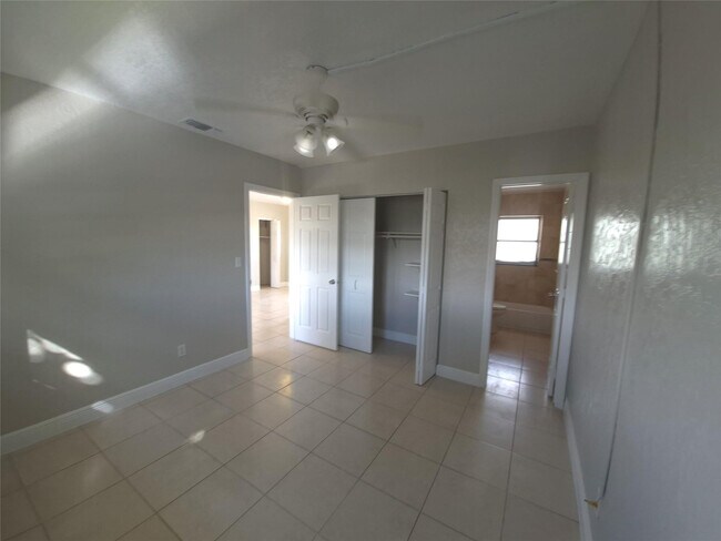 Building Photo - 5810 NE 14th Rd