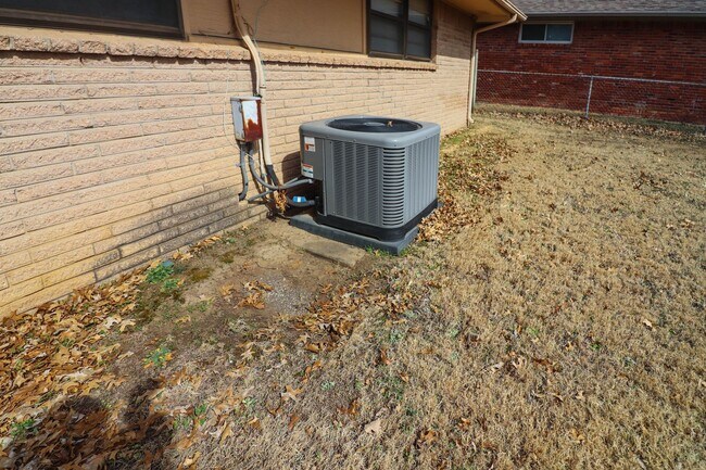 Building Photo - Located in South Tulsa - 3 Bedroom Home!!