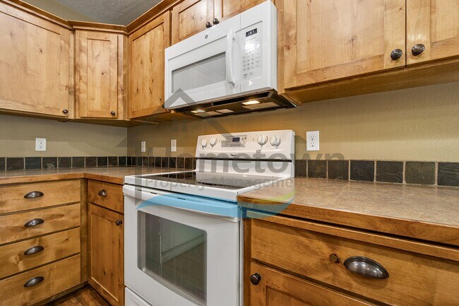 Building Photo - 3 Bedroom 3 Bathroom Home with Attached 2 Car Garage Available in Coeur d'Alene!