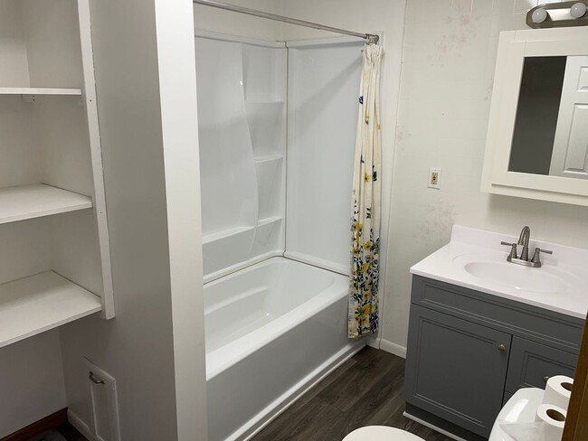 Building Photo - Fantastic Comstock Park 3 bed/2 ba Home fo...