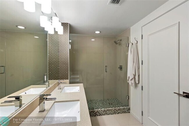 Building Photo - 5300 NW 85th Ave