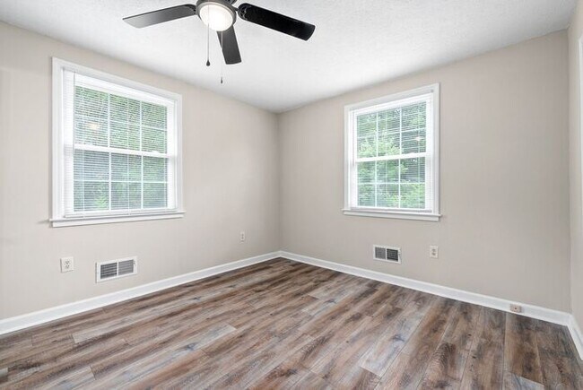 Building Photo - Ranch Style home Sango!