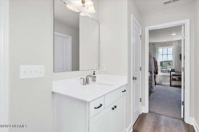 Building Photo - 712 Burley Oak Dr