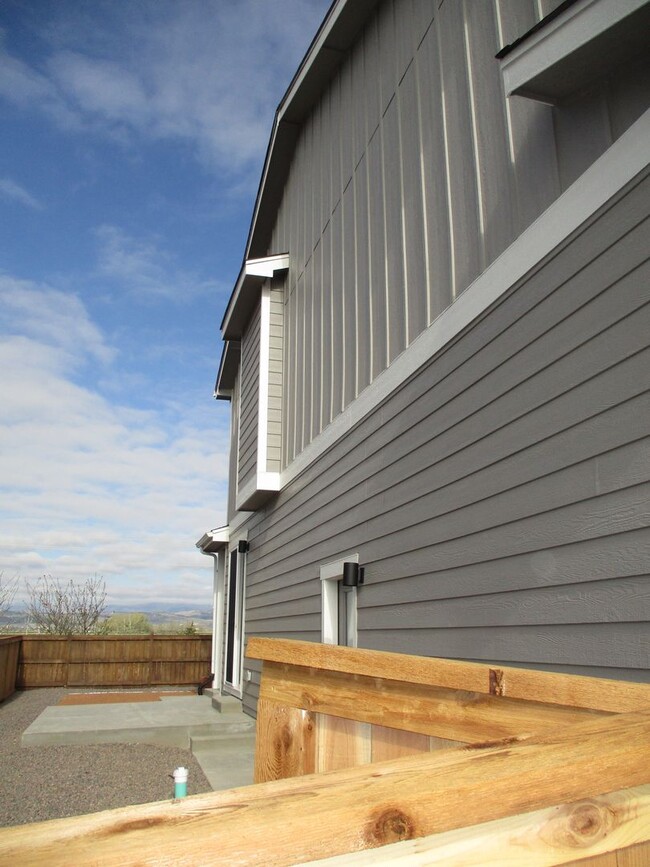 Building Photo - Brand New Berthoud Property facing the Mou...