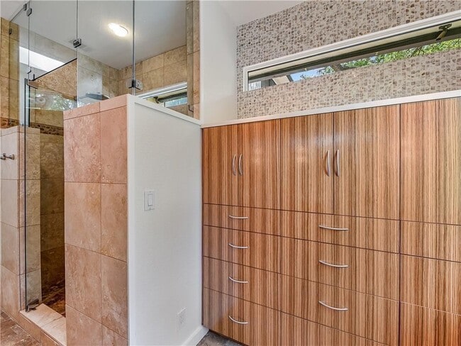 Building Photo - 3002 Hillview Rd