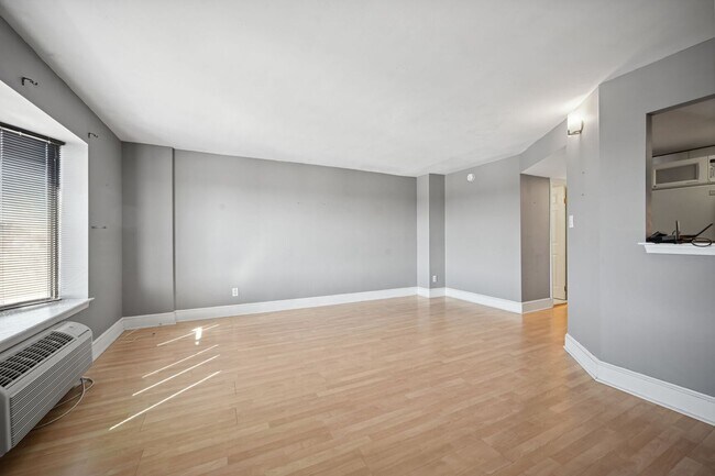 Building Photo - Dupont Circle with Secured Parking! Sun-fi...
