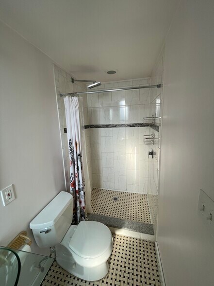 Building Photo - 925 N Calvert St