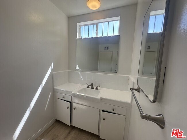 Building Photo - 1555 San Ysidro Dr