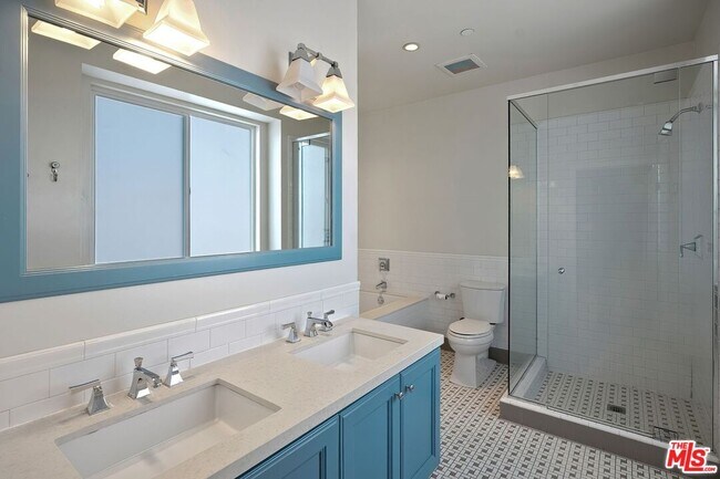 Building Photo - 1625 Granville Ave