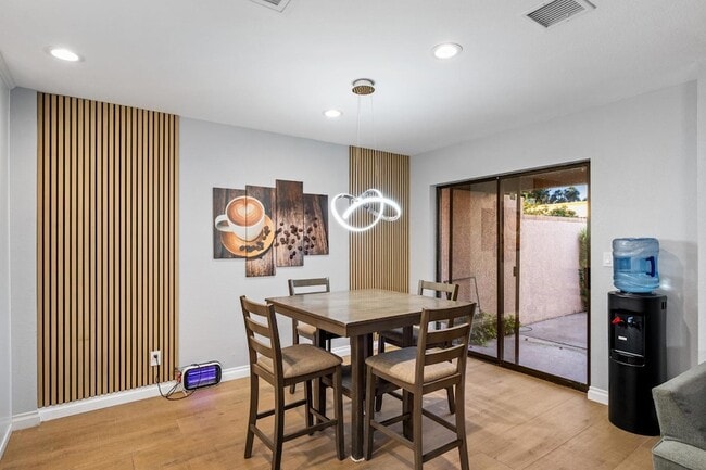 Building Photo - 8178 Via de Ln