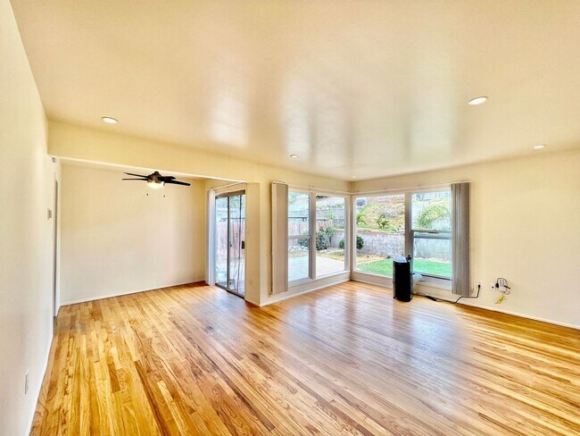 Building Photo - Stunning 2B/2BA house available w/ Large B...