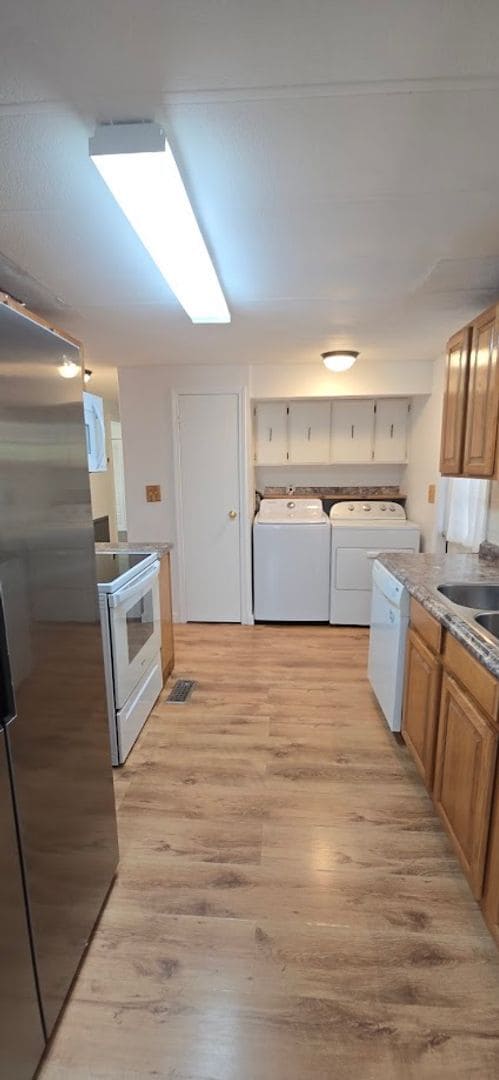 Building Photo - 2 bed 2 baths with large screened patio