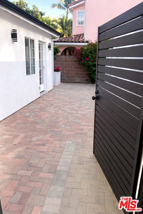 Building Photo - 4522 Mammoth Ave