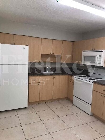 Building Photo - 4951 SW 16th St