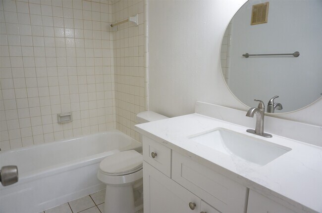 Building Photo - 7400 Bellerive Dr