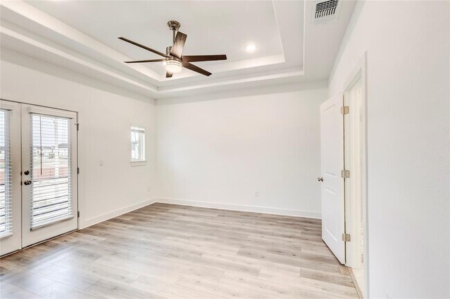 Building Photo - 2000 Kit Cir