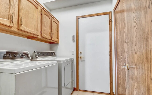 Building Photo - Comfortable Living in a Desirable Area