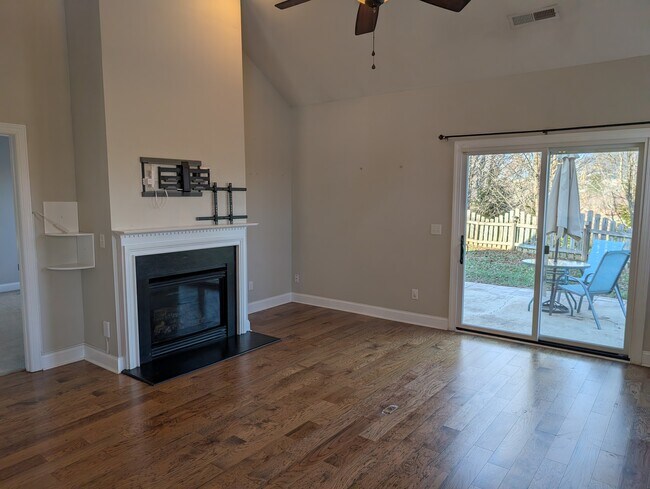 Building Photo - 6 Maxim Ct