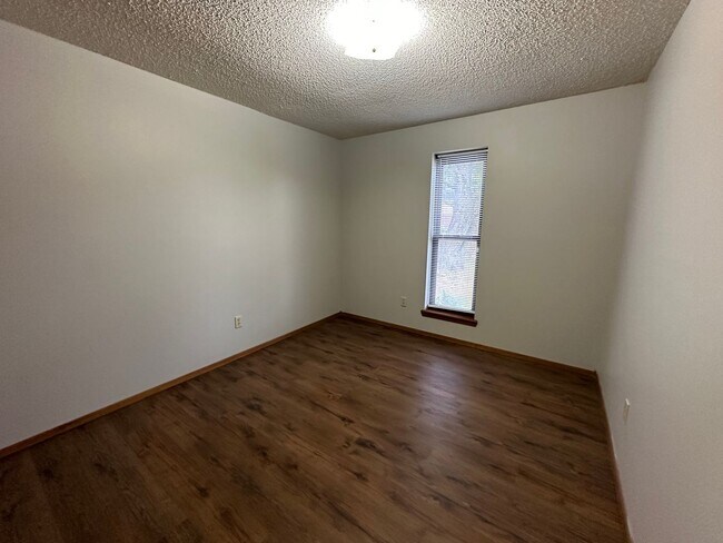 Building Photo - Introducing a charming 3-bedroom, 2-bathroom home located in Russellville, AR