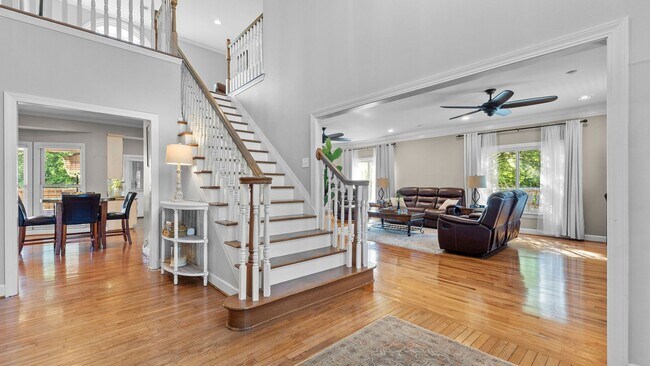Building Photo - Spacious 5 Bed 4.5 Bath Available July 2026