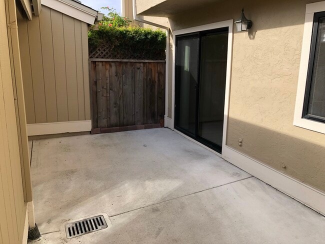 Building Photo - 818 Juno Ln