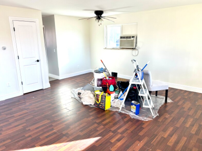 Building Photo - 4090 Independence Ct